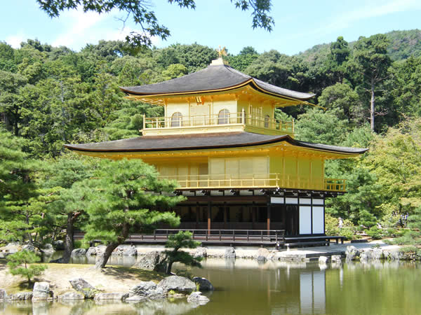 金閣寺池泉回遊式庭園