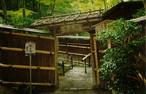 祇王寺萱葺きの門