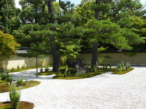 廬山寺の庭園の写真