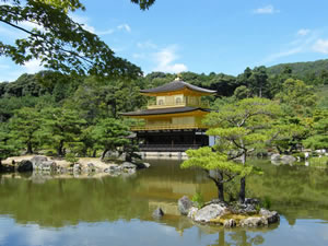 金閣寺の庭園の写真
