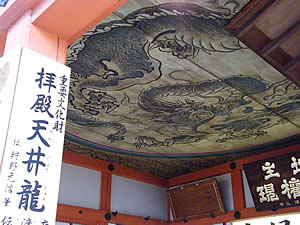 拝殿の天井龍の写真