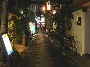 夜の先斗町の写真