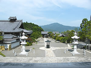 妙満寺から望む比叡山の写真