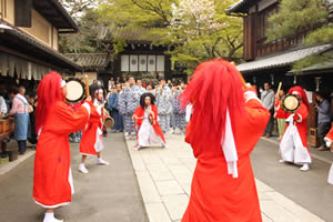 やすらい祭りの写真